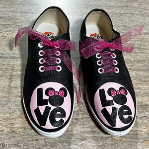 NWOB Tigre Love Minnie Mouse black and pink sneakers